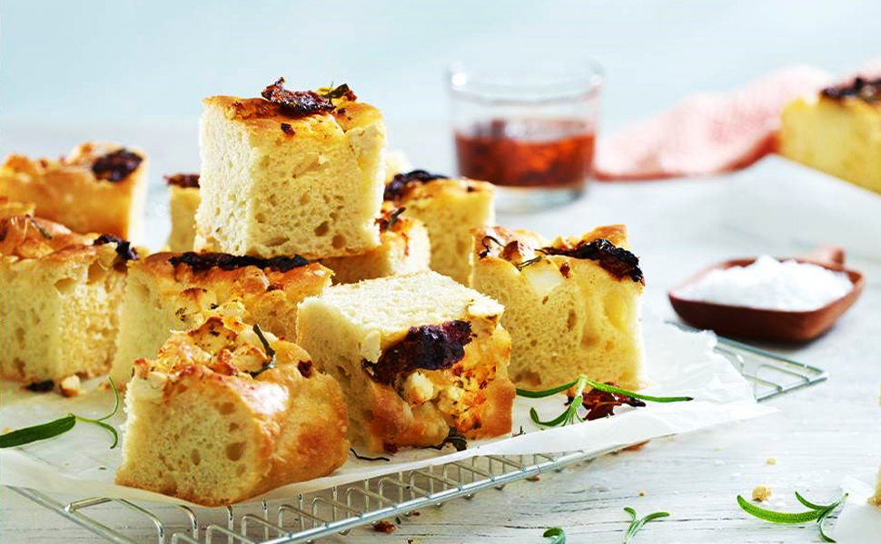 Focaccia med pepper og oliven